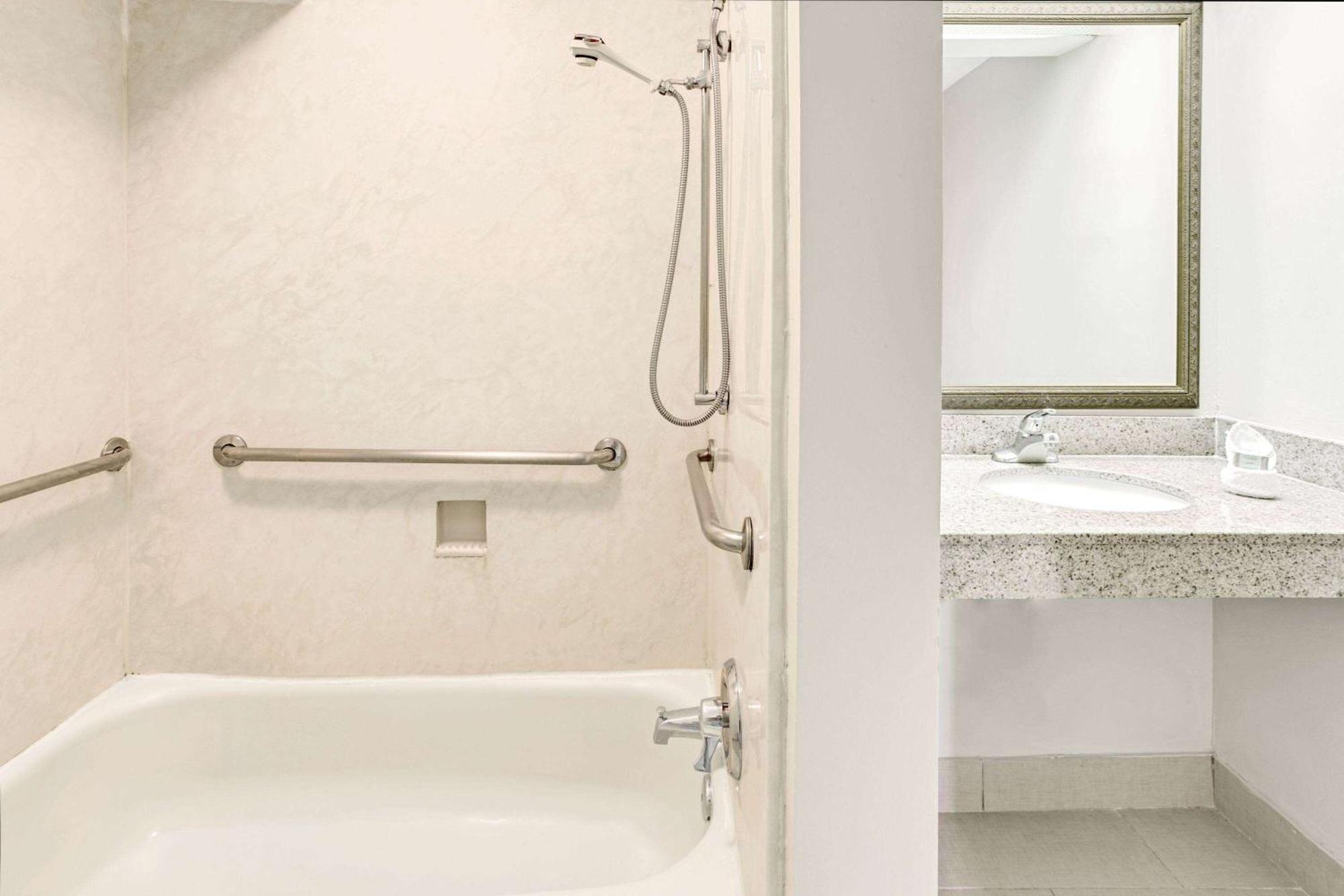 Travelodge By Wyndham Silver Spring Εξωτερικό φωτογραφία